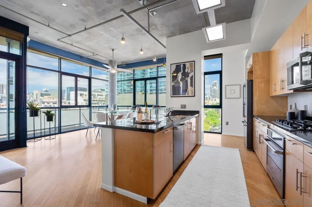 527 10th Ave 503, Downtown (DT)