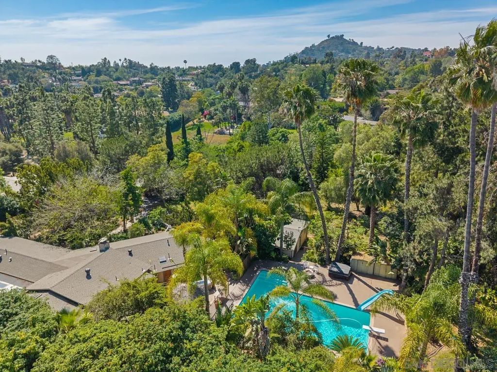 10880 Hess Dr, La Mesa