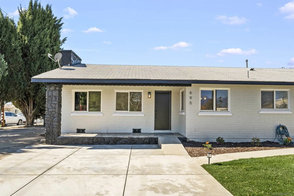 695 S Santa Fe, Hemet