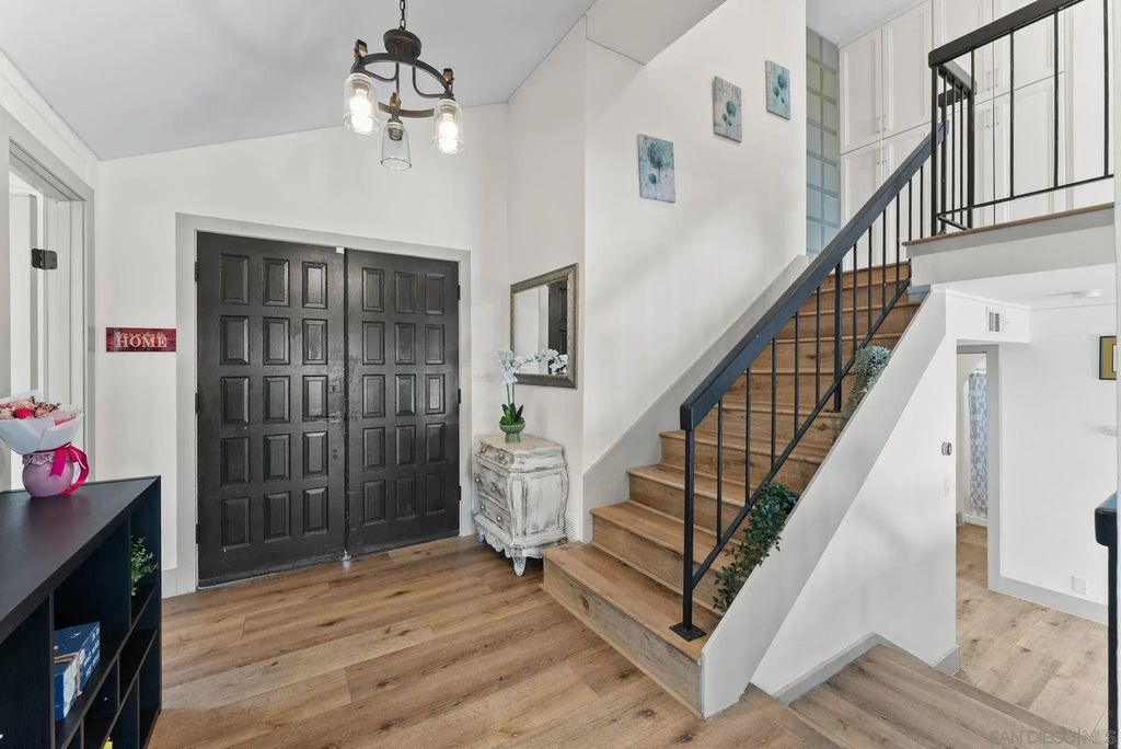 10111 Cliffwood Dr, La Mesa
