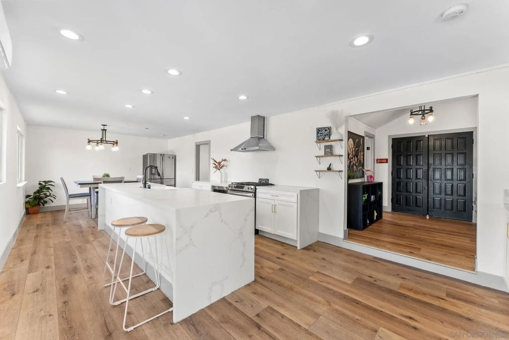 10111 Cliffwood Dr, La Mesa
