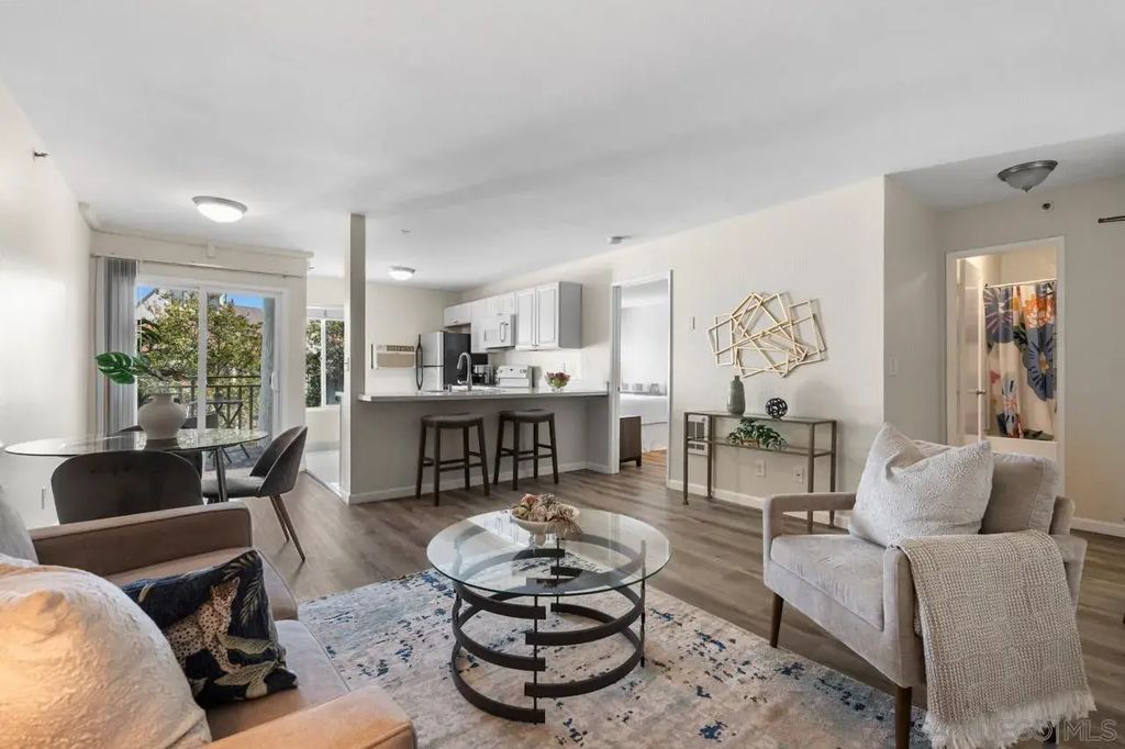 7508 Parkway Dr. 105, La Mesa