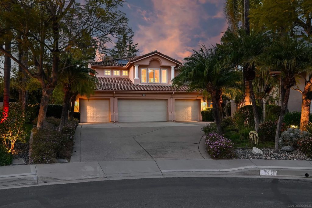 516 Camino Bailen, Escondido