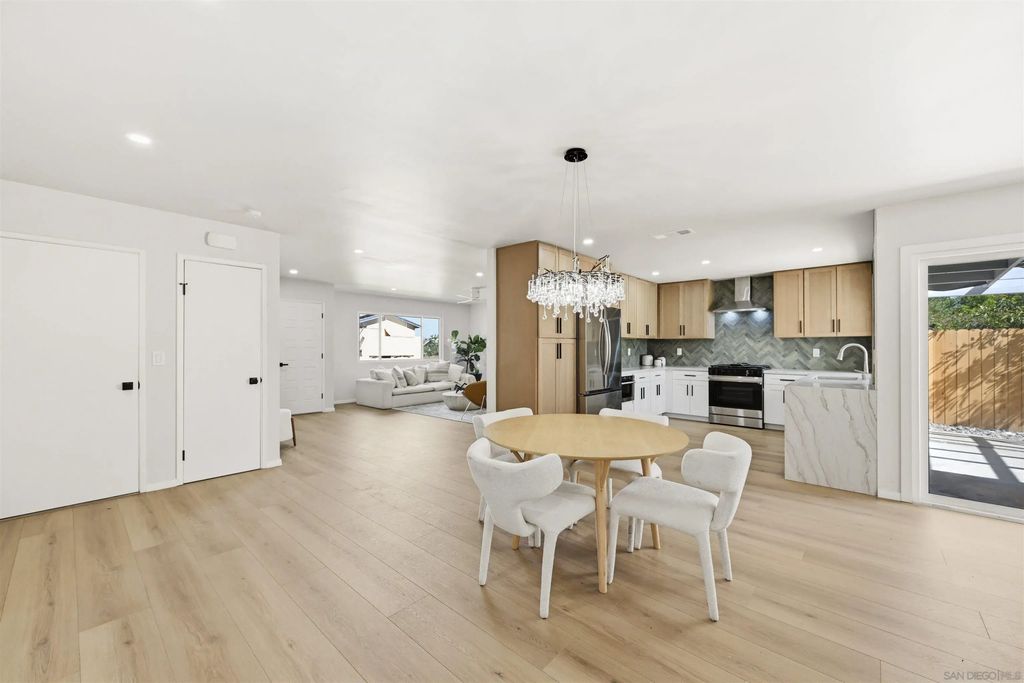 12437 Ridgeton Dr, Lakeside