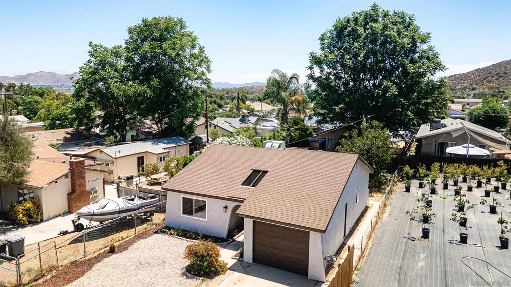 33190 Walls, Lake Elsinore