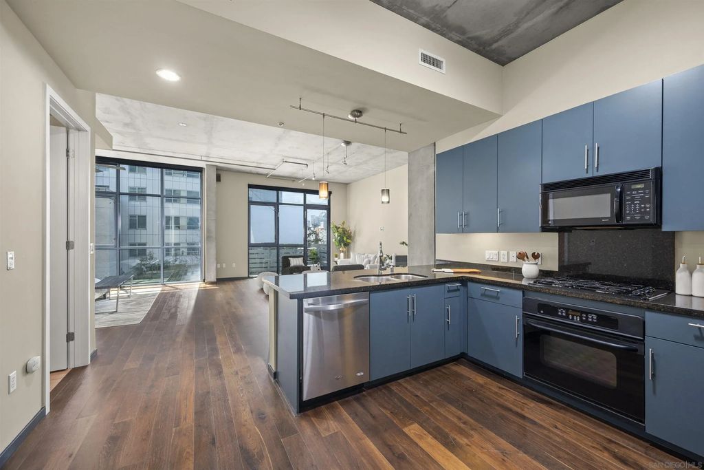 527 10th Ave 302, DOWNTOWN