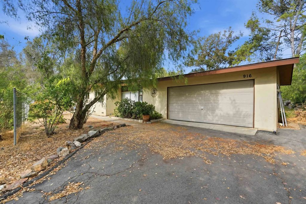 916 Country Club, Escondido