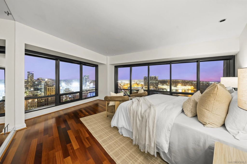 200 Harbor 2701, Downtown (DT)