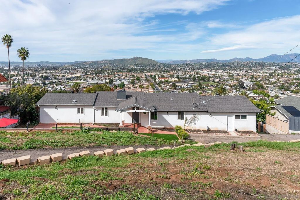 1192 Merritt Dr, El Cajon