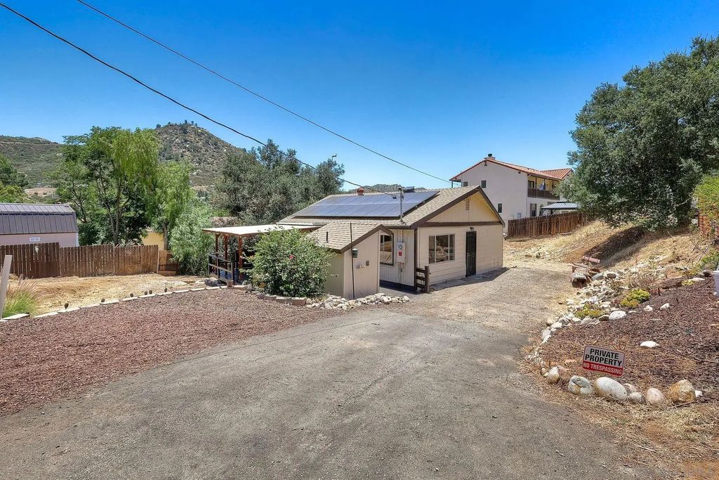 126 Almyra Rd., El Cajon