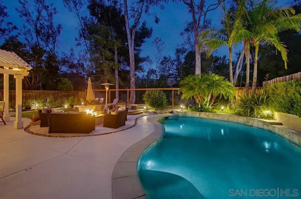 4554 Calle De Vida, TIERRASANTA