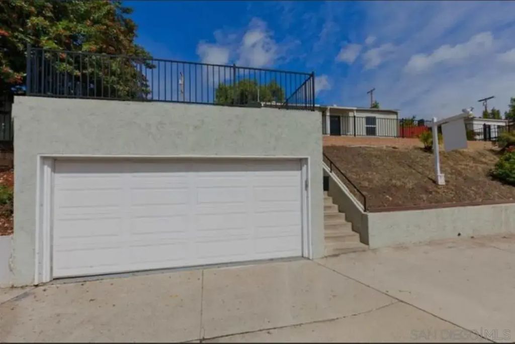 7282 University Avenue, La Mesa