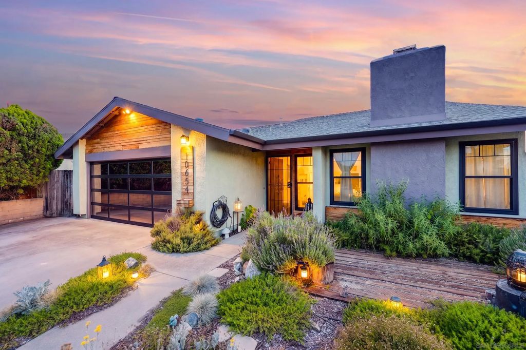 10654 Holborn Ct, Santee
