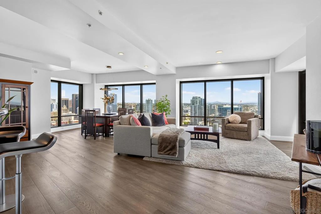 200 Harbor 3001, Downtown (DT)