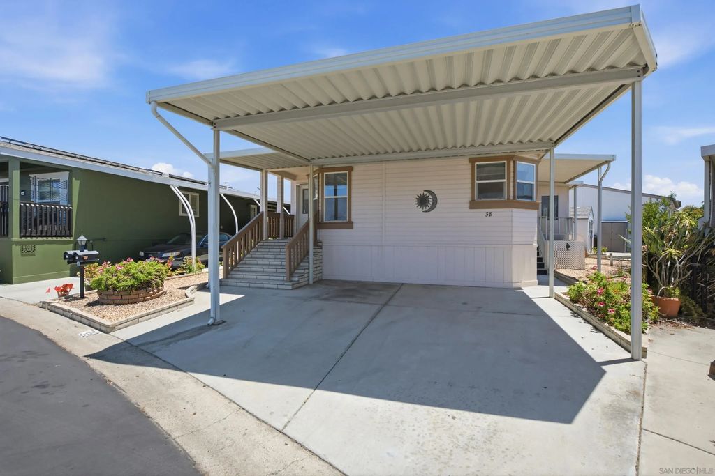 1600 E Vista Way 38, Vista