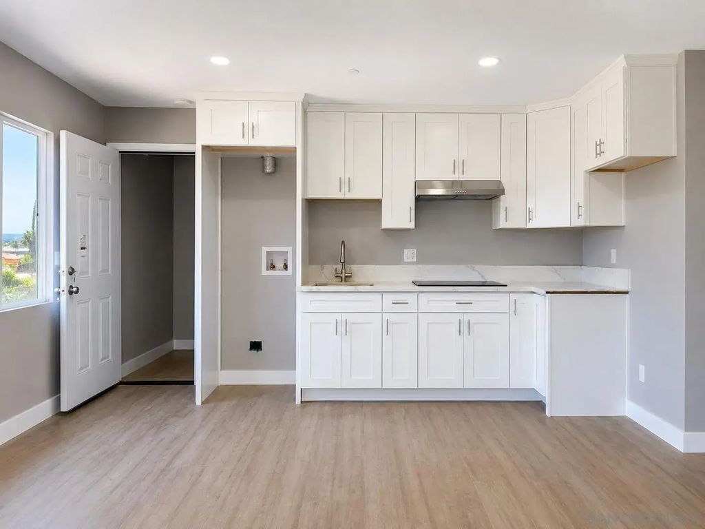 2421 Balboa Vista Dr 2, Oak Park