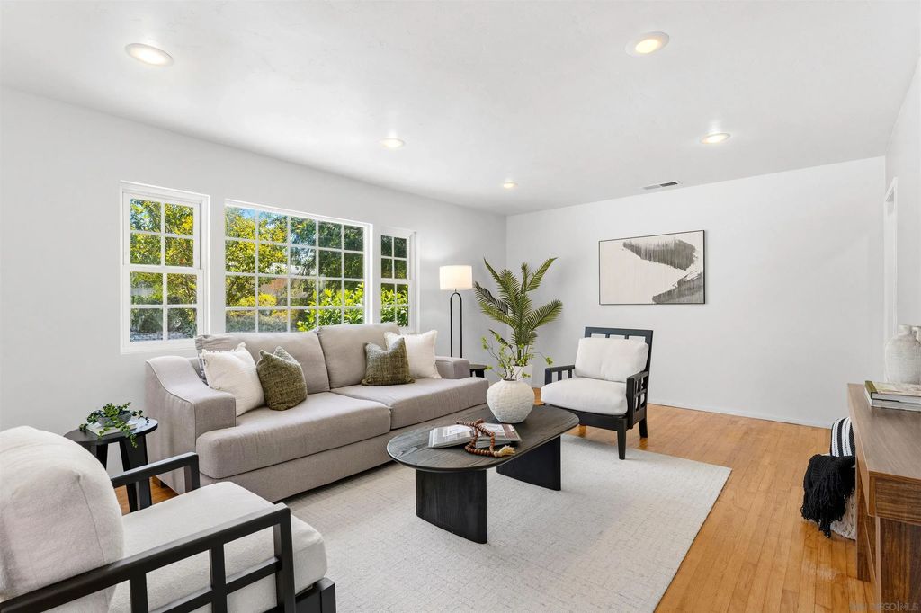 211 Orleans, Escondido
