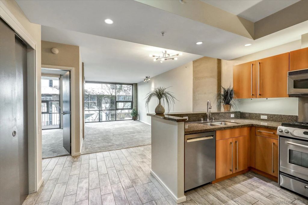 350 11th Ave 323, DOWNTOWN