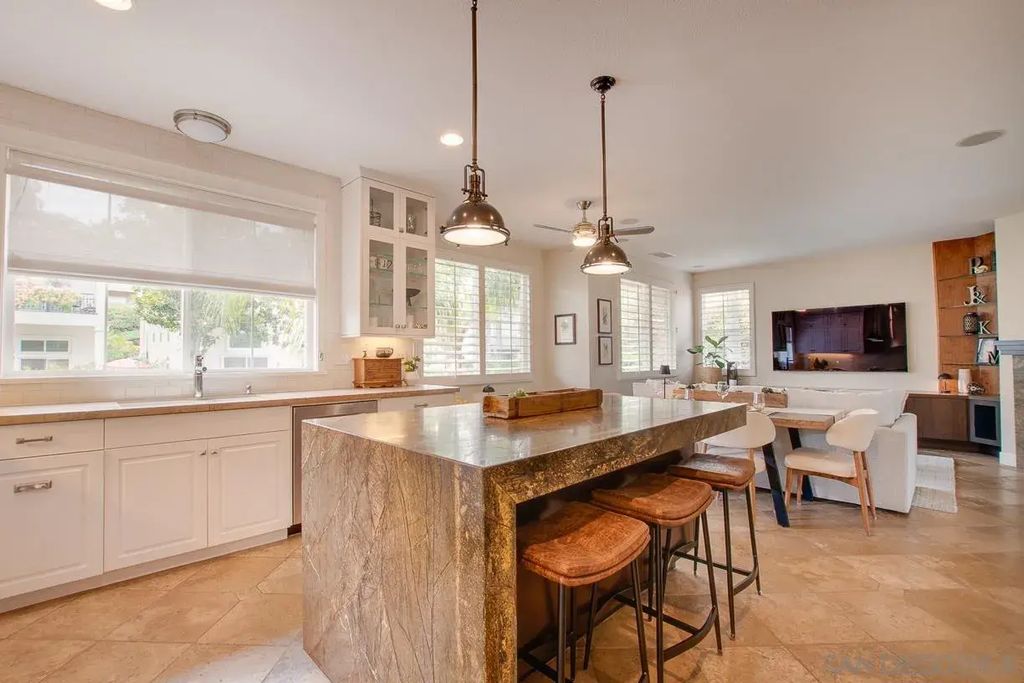 2537 Carriagedale Row, La Jolla