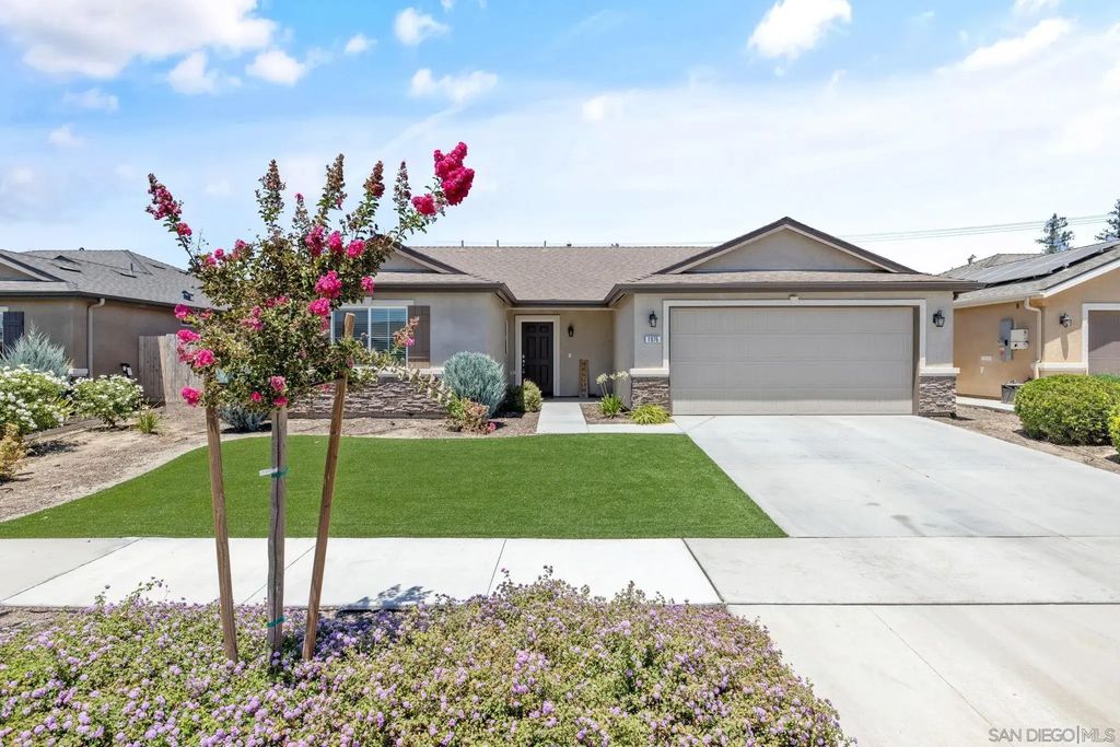 1976 W Ambassador Way, Hanford