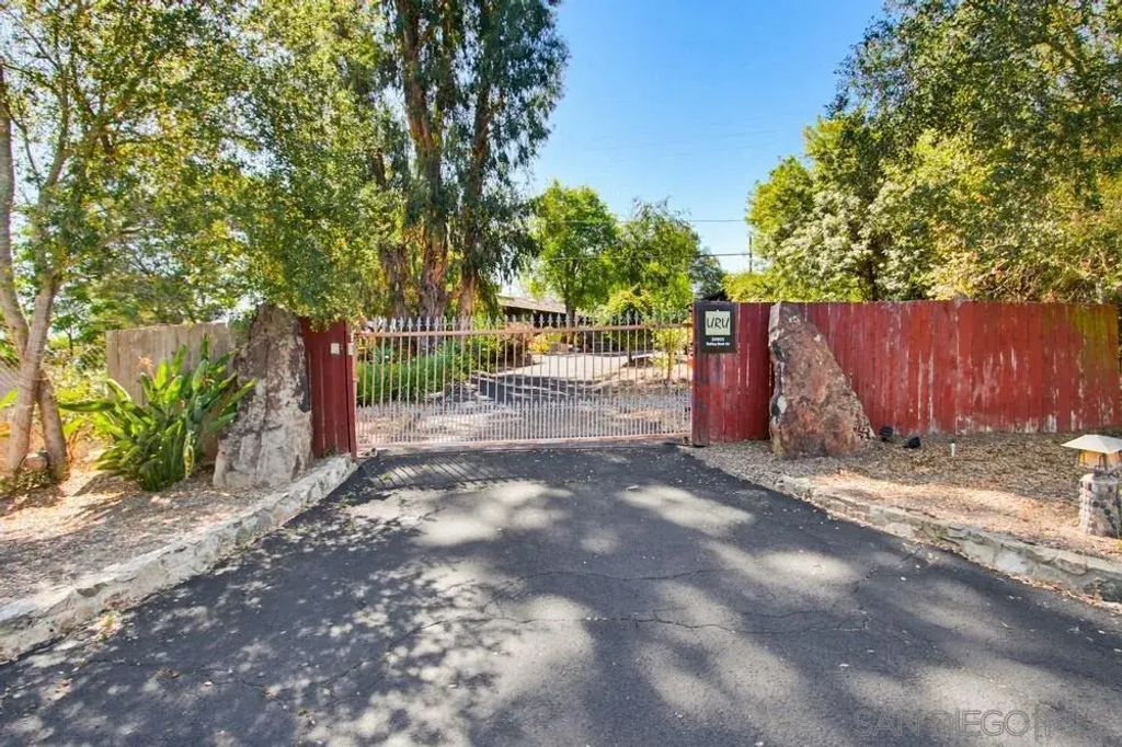 28605 Rolling Rock Rd, Escondido