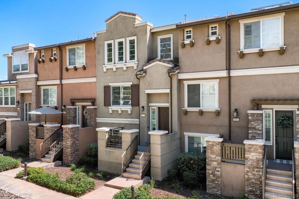 9936 Leavesly Trl, Santee