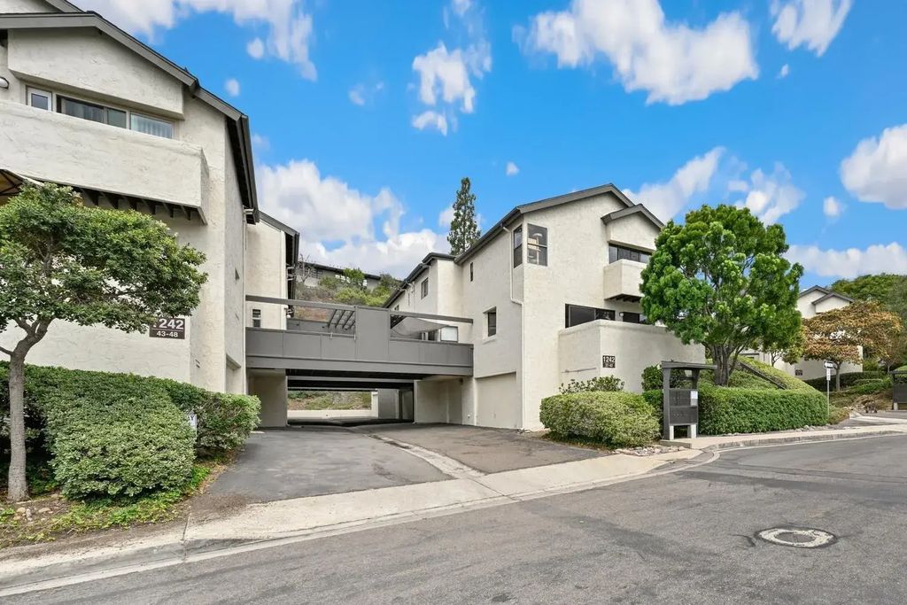 1242 River Glen Row 40, LINDA VISTA