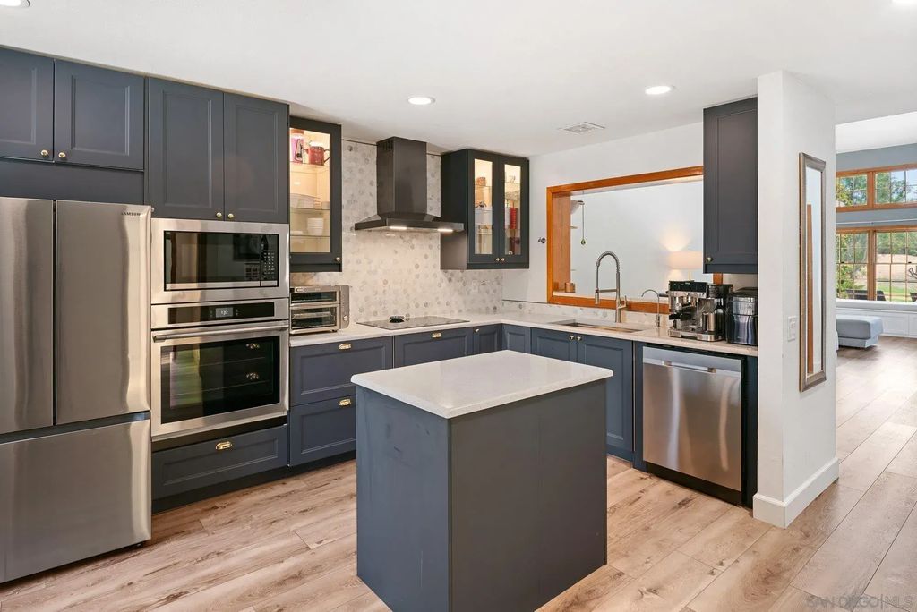 8647 Circle R Valley, Escondido