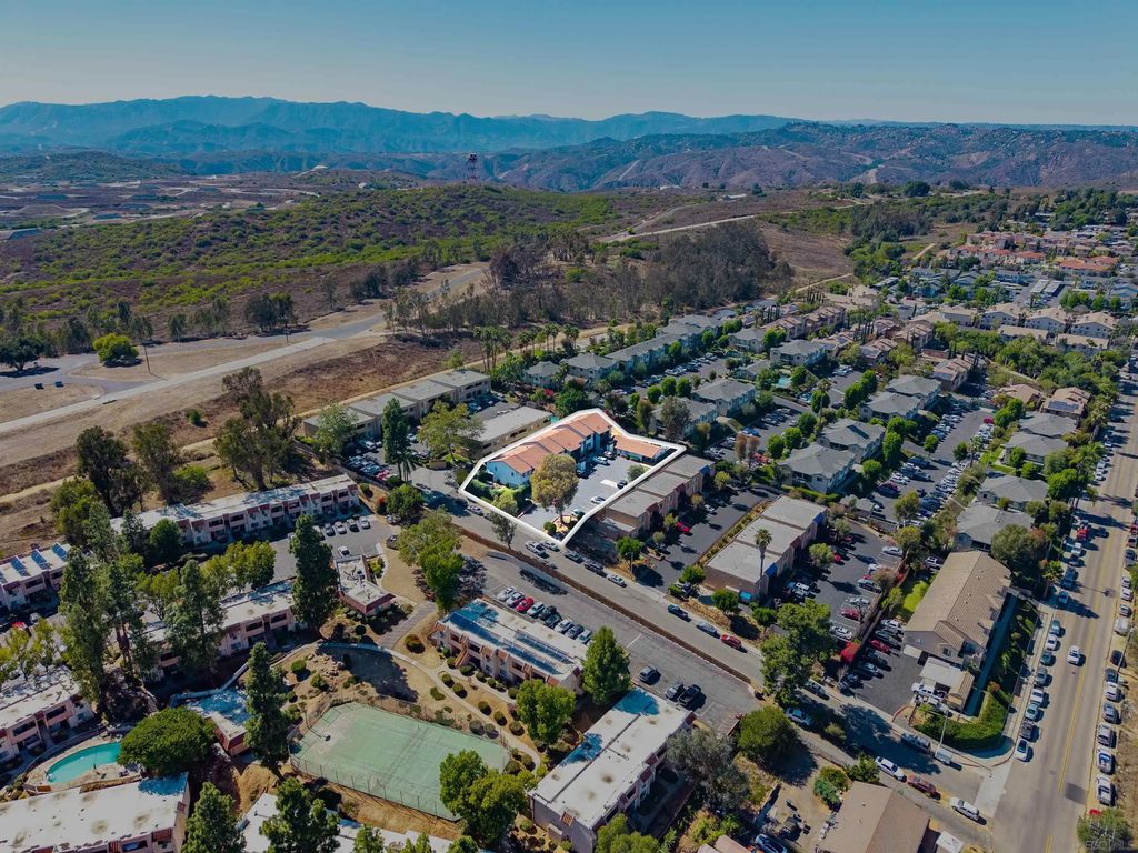 725 Alturas Lane, Fallbrook