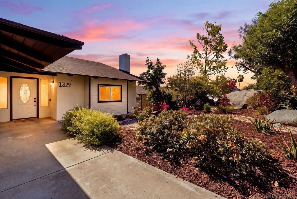 1329 Park Hill Ln, Escondido