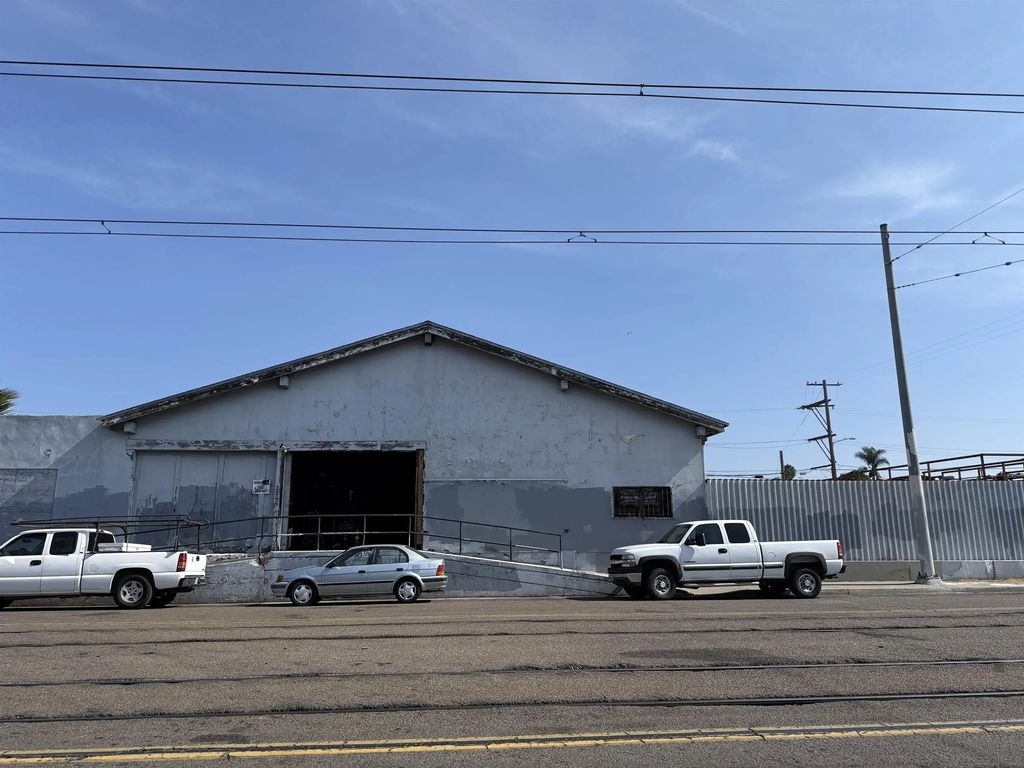 2866 Commercial St., 