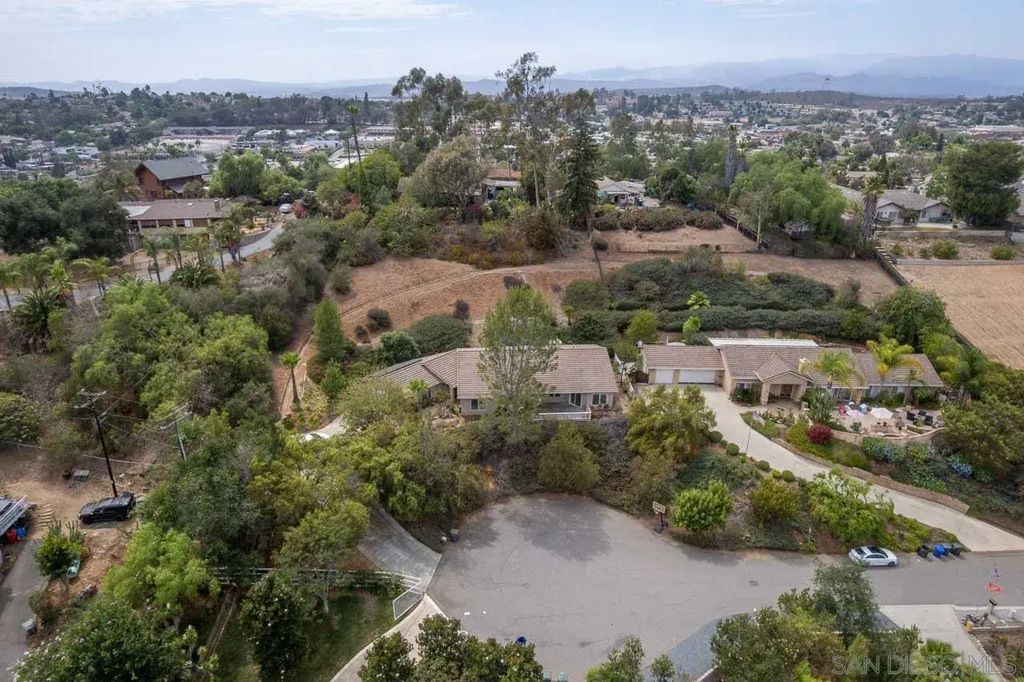 613 Carnation Ln, Fallbrook
