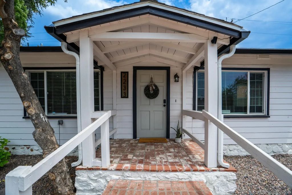 2233-35 W Victoria, Alpine