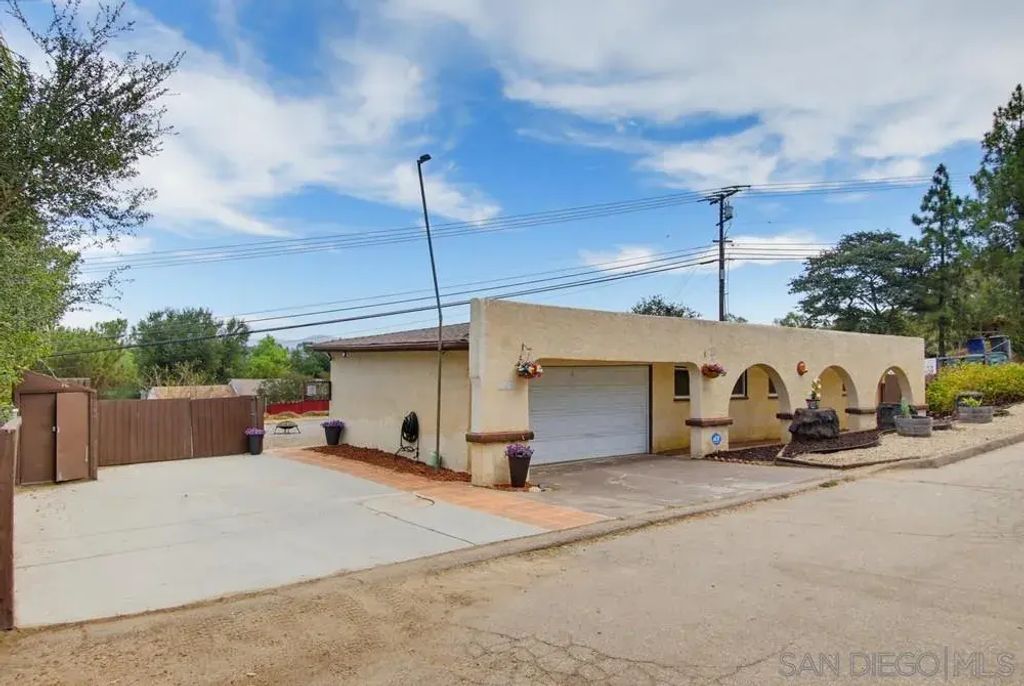 321 North, El Cajon