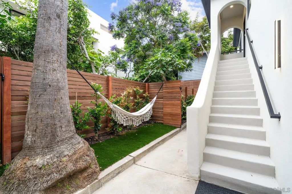 7374 Bishops Ln, La Jolla