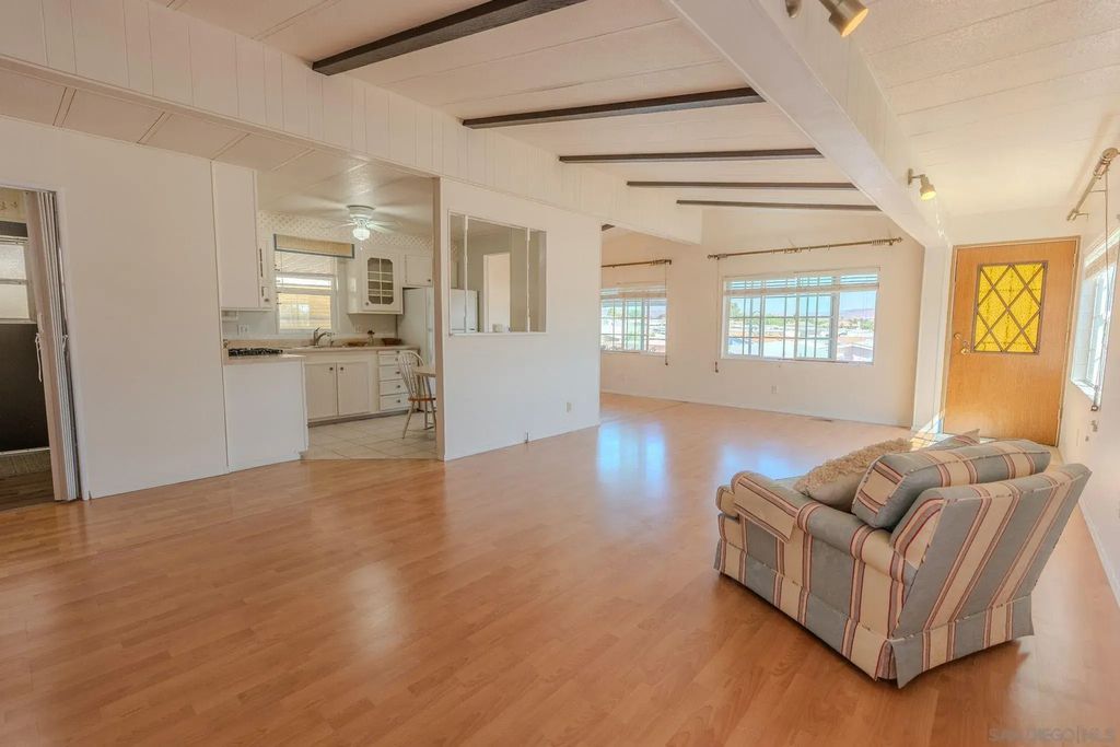 6 Oriole Ln, Oceanside