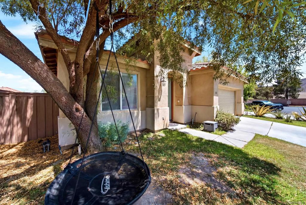 120 Estancia Way, Hemet
