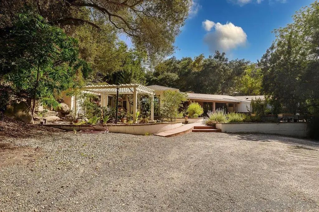 9707 Shadow Rd, La Mesa