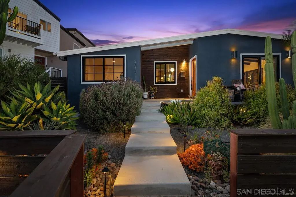 2076 Emerald St, PACIFIC BEACH