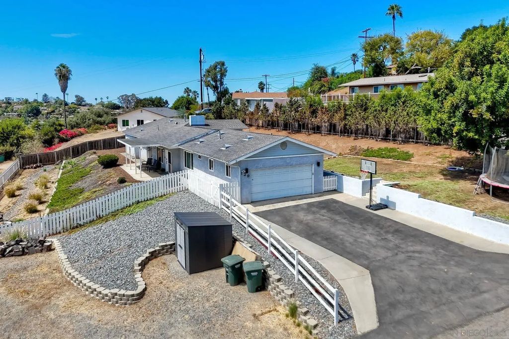 129 Avalon Dr, Vista