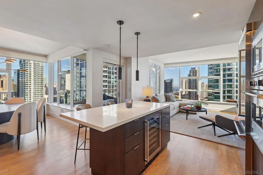 1325 Pacific Highway 2804, DOWNTOWN