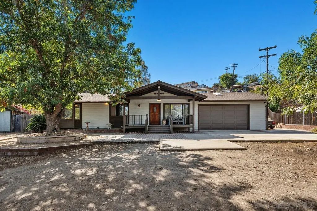 12261 Linroe Drive, Lakeside