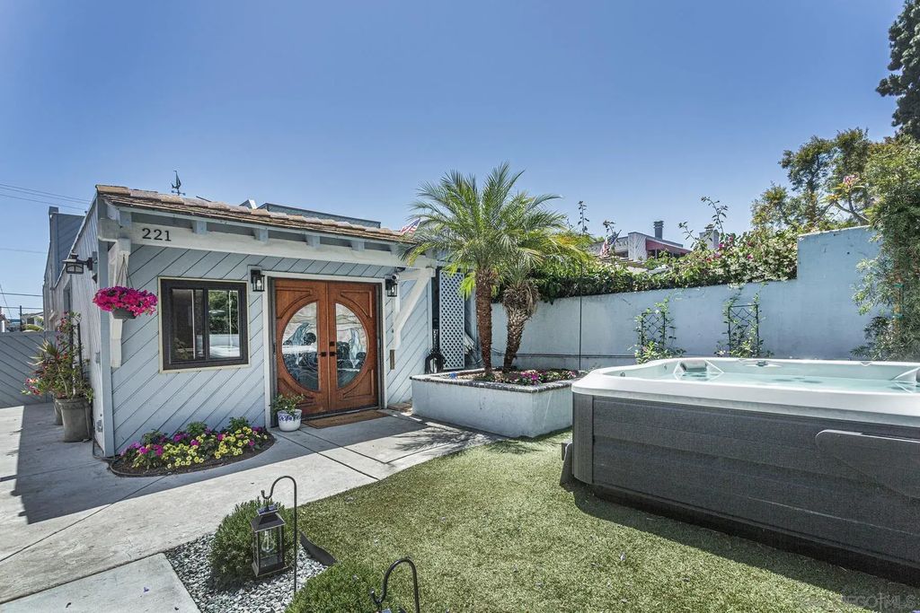 221 B Ave, Coronado