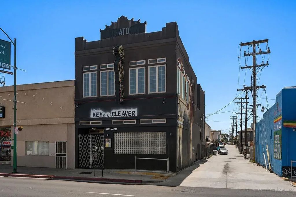 4727 University, 