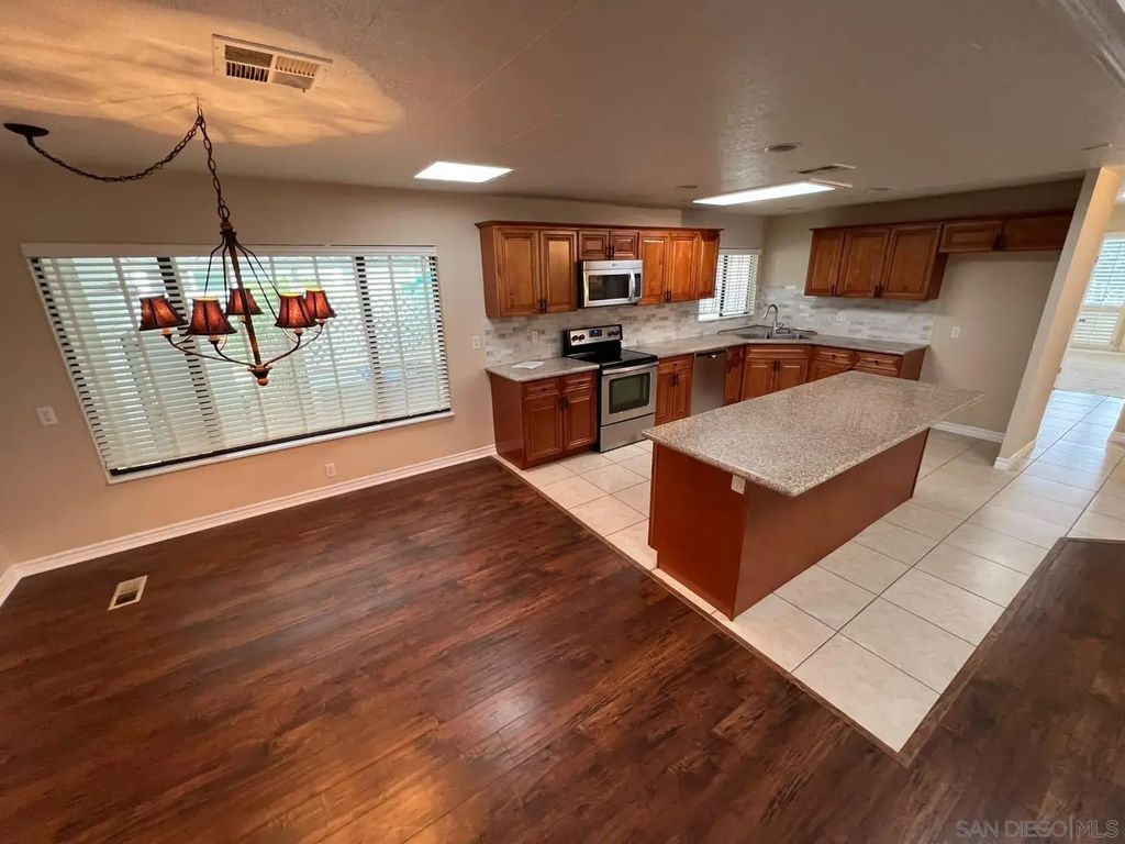 8975 Lawrence Welk Spc 311, Escondido