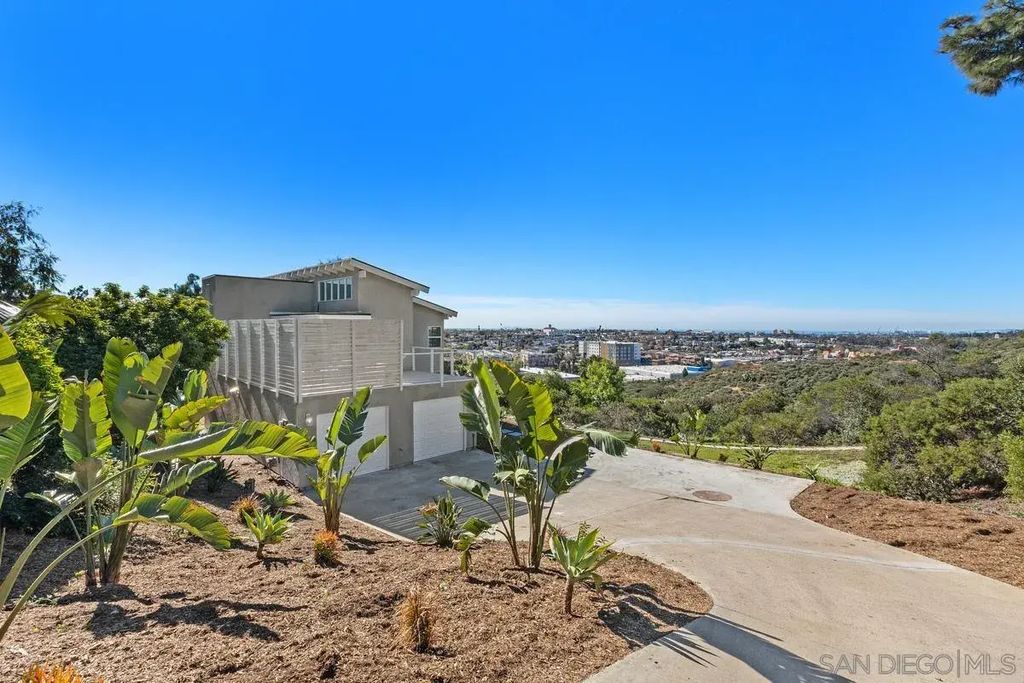 700 Selma, ENCANTO