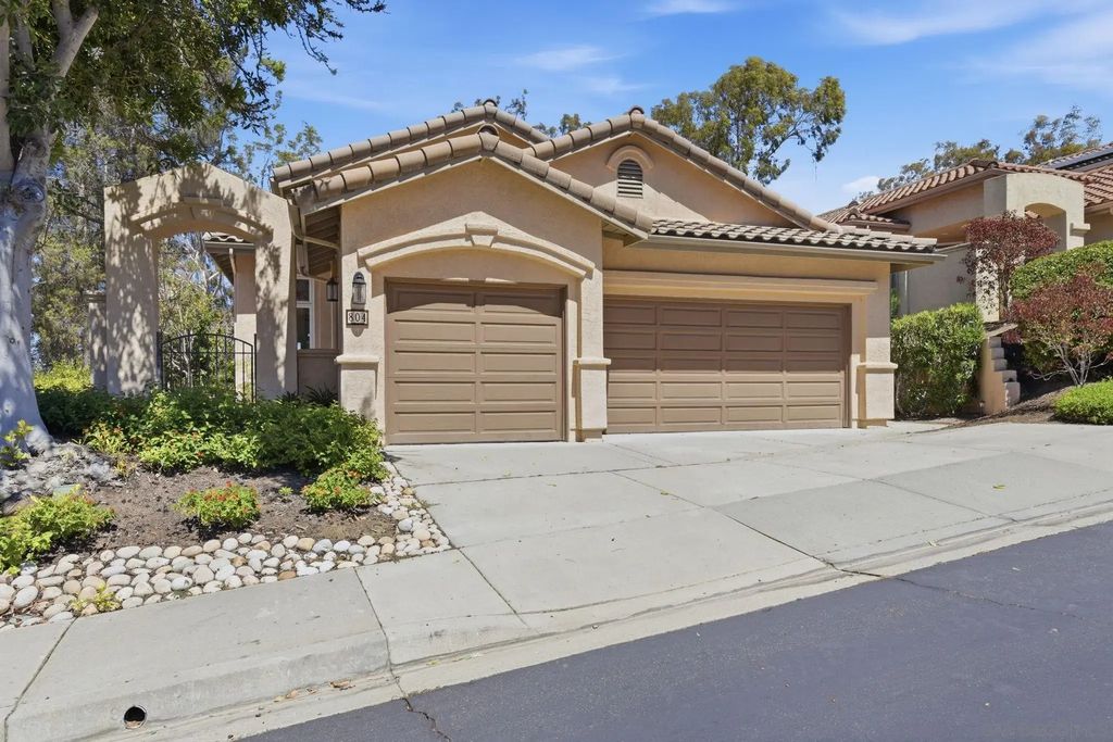 804 Calle Montera, Escondido