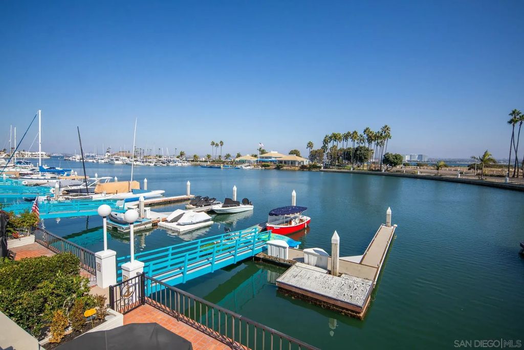 8 Antigua Ct, Coronado