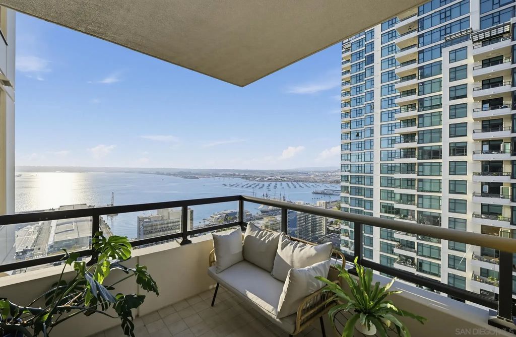 1199 Pacific Highway 2802, DOWNTOWN