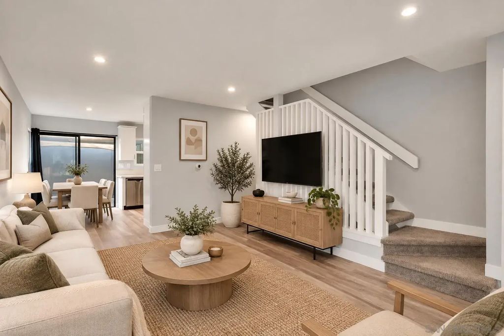 1235 River Glen Row 83, LINDA VISTA